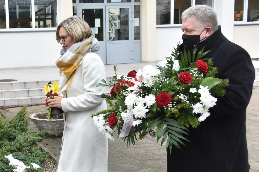 Złożenie kwiatów pod macewą na terenie byłego getta