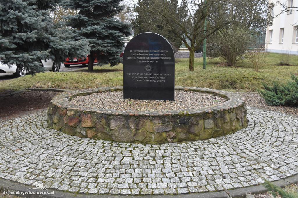 Złożenie kwiatów pod macewą na terenie byłego getta