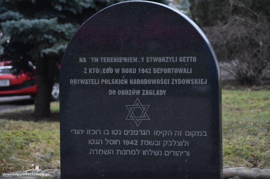Złożenie kwiatów pod macewą na terenie byłego getta
