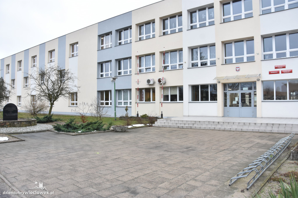 Złożenie kwiatów pod macewą na terenie byłego getta