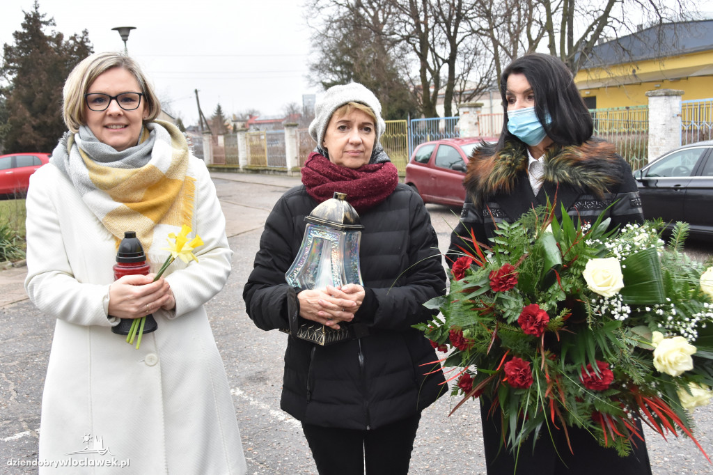 Złożenie kwiatów pod macewą na terenie byłego getta