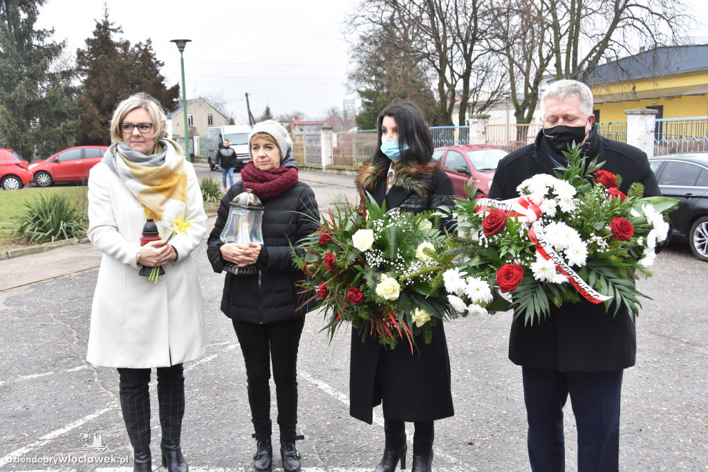 Złożenie kwiatów pod macewą na terenie byłego getta
