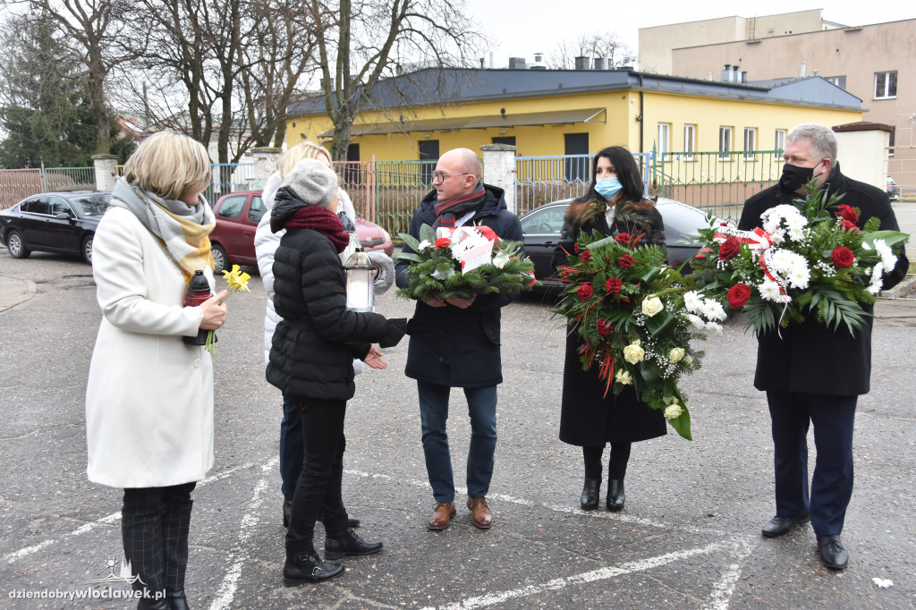 Złożenie kwiatów pod macewą na terenie byłego getta
