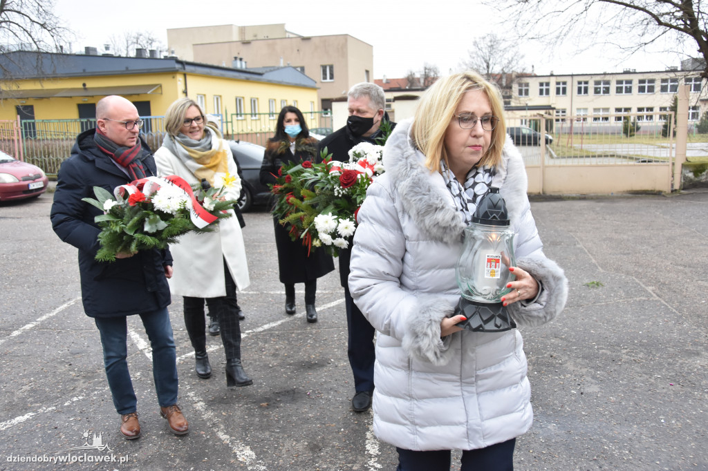 Złożenie kwiatów pod macewą na terenie byłego getta