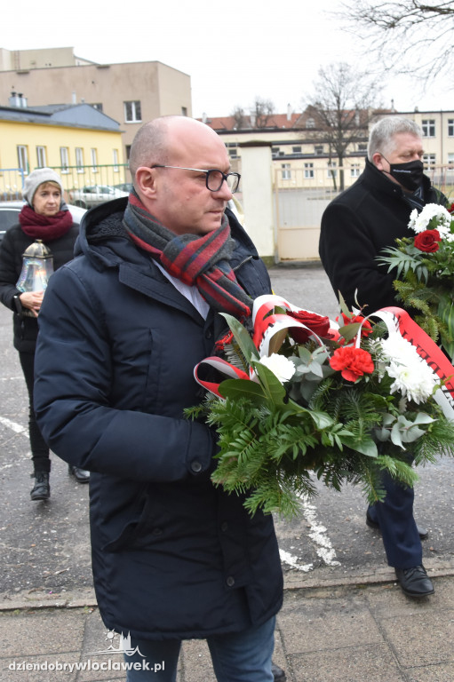 Złożenie kwiatów pod macewą na terenie byłego getta