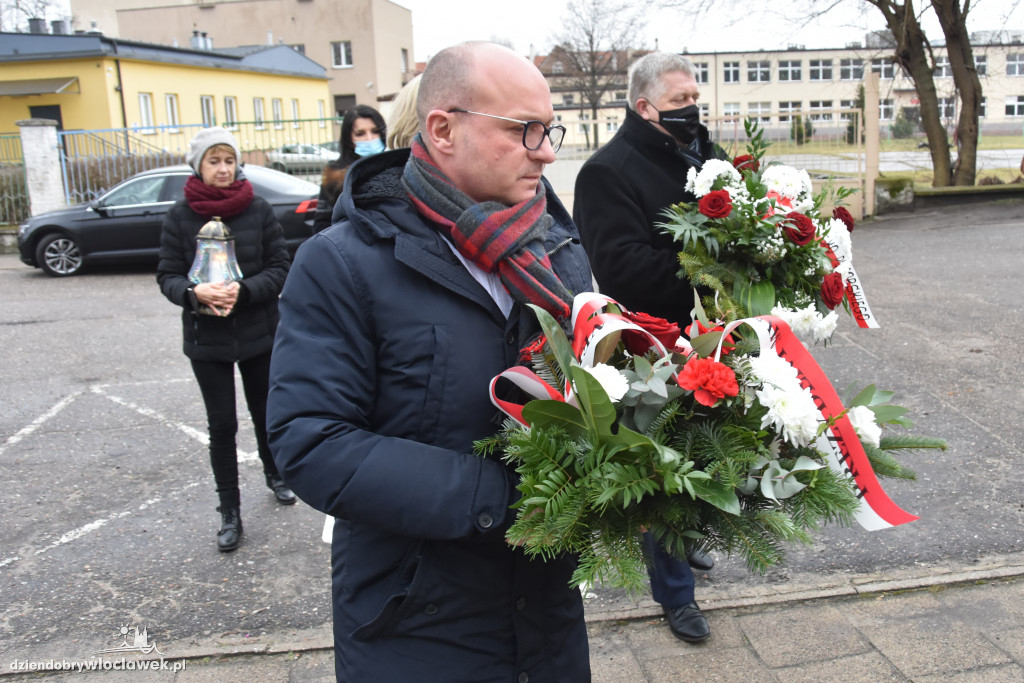 Złożenie kwiatów pod macewą na terenie byłego getta