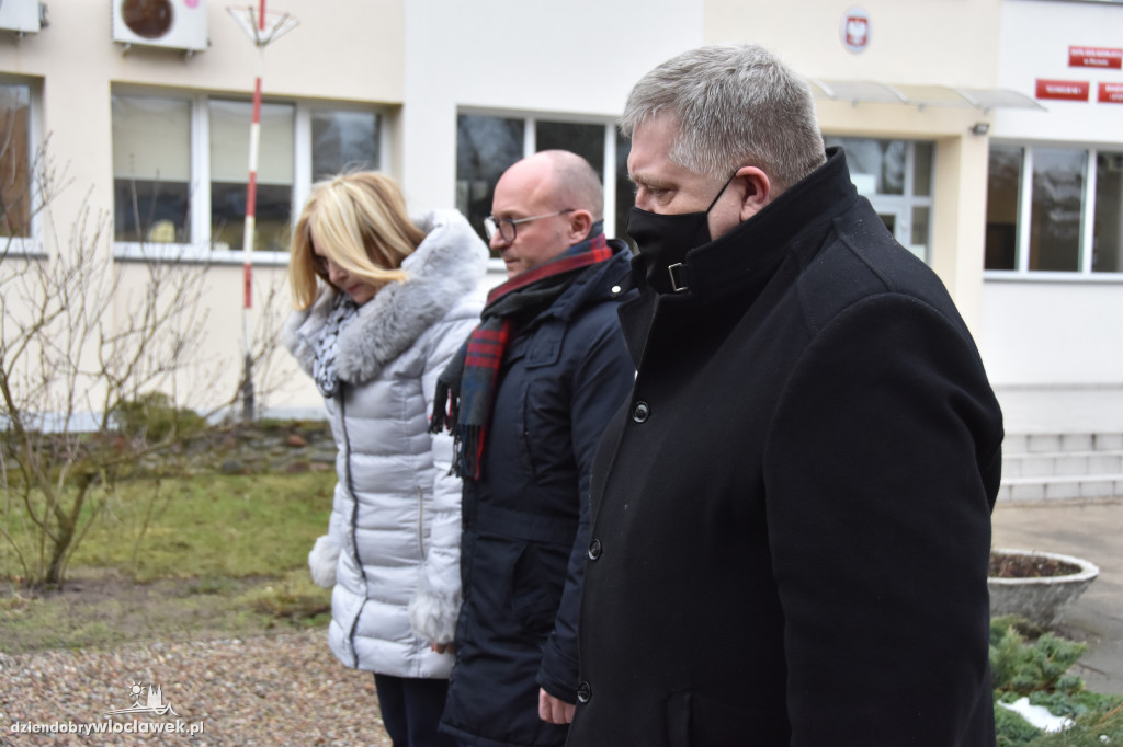 Złożenie kwiatów pod macewą na terenie byłego getta