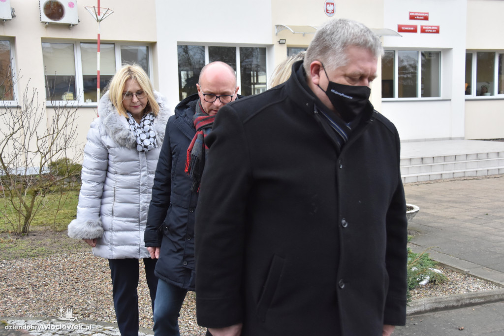 Złożenie kwiatów pod macewą na terenie byłego getta