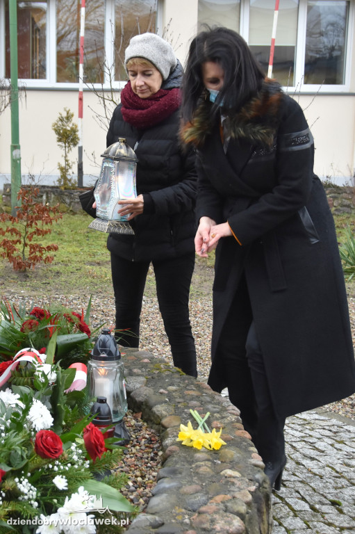 Złożenie kwiatów pod macewą na terenie byłego getta