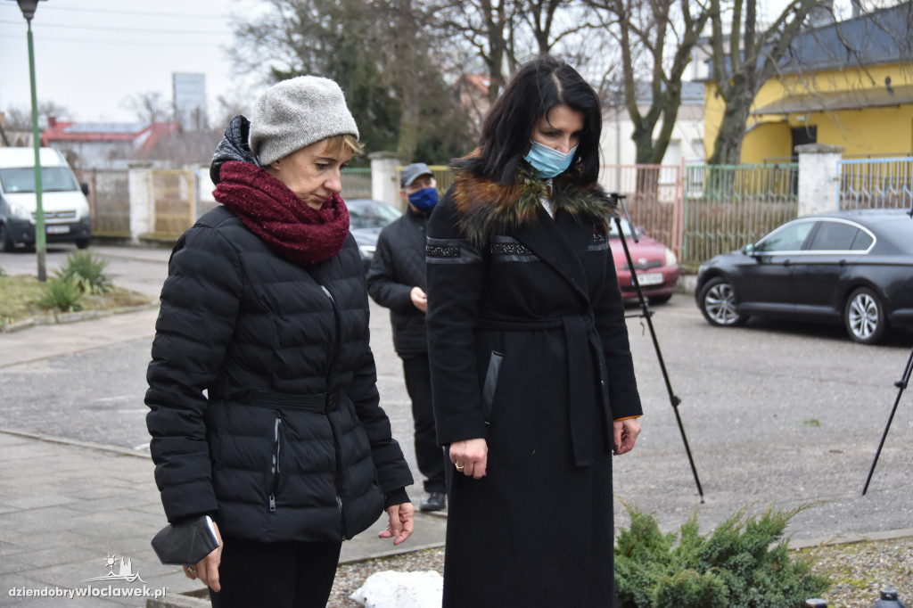 Złożenie kwiatów pod macewą na terenie byłego getta