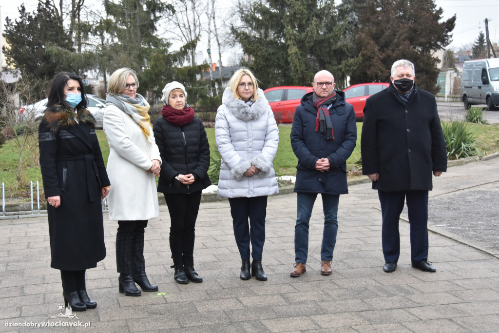 Złożenie kwiatów pod macewą na terenie byłego getta