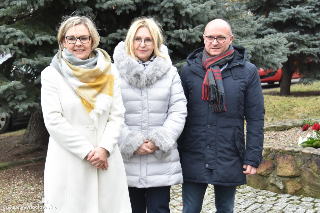 Złożenie kwiatów pod macewą na terenie byłego getta