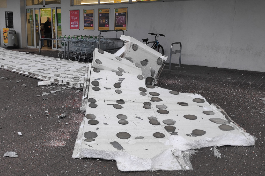 Elewacja spadła prosto na chodnik przed marketem