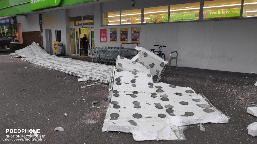 Elewacja spadła prosto na chodnik przed marketem