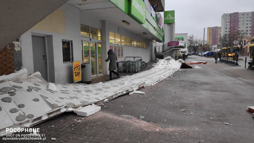 Elewacja spadła prosto na chodnik przed marketem