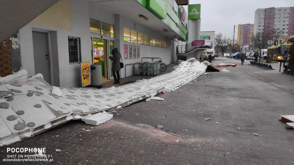 Elewacja spadła prosto na chodnik przed marketem