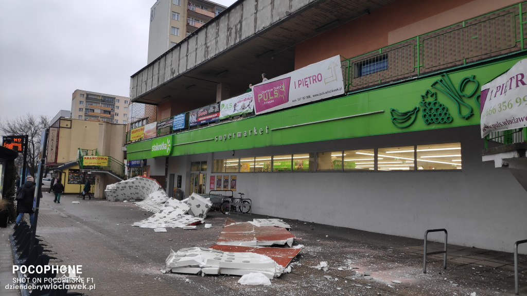 Elewacja spadła prosto na chodnik przed marketem