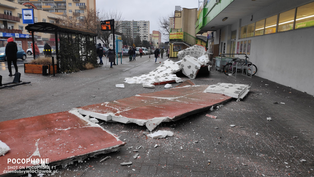 Elewacja spadła prosto na chodnik przed marketem