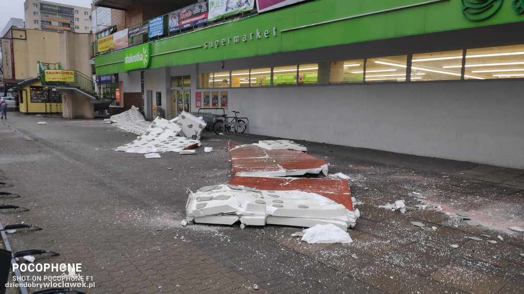 Elewacja spadła prosto na chodnik przed marketem