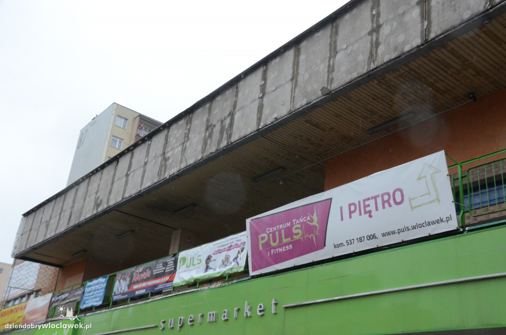 Elewacja spadła prosto na chodnik przed marketem