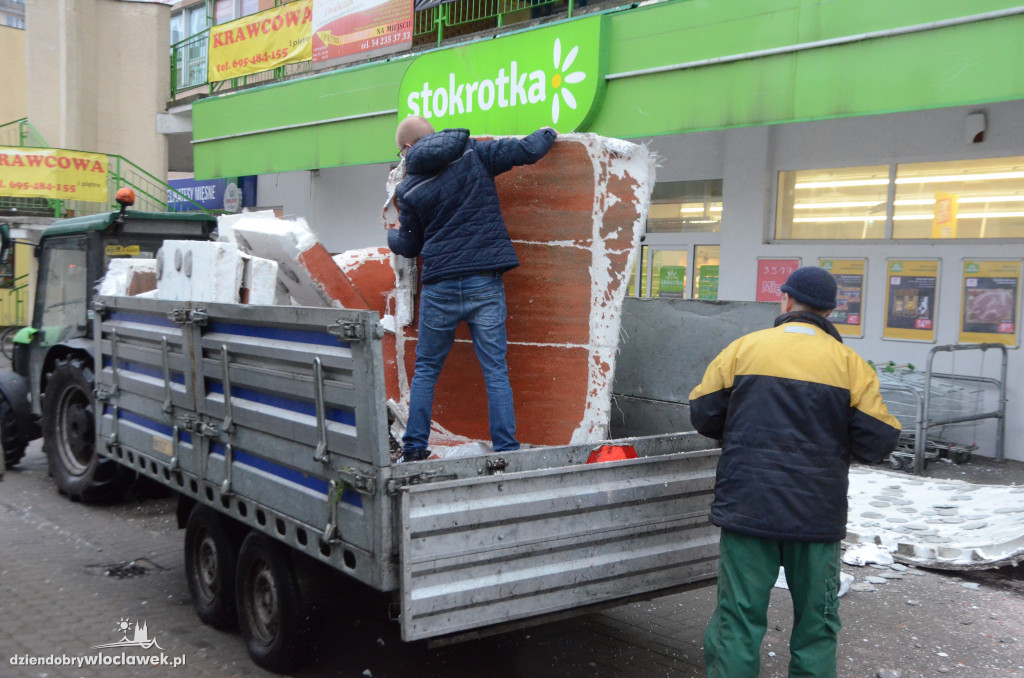 Elewacja spadła prosto na chodnik przed marketem