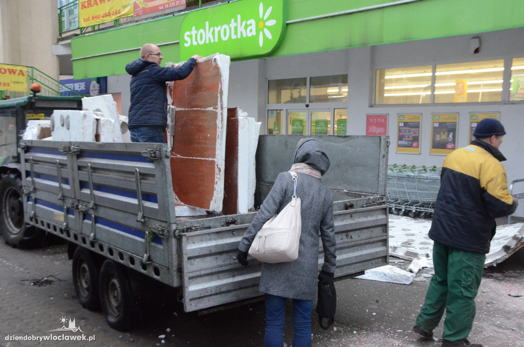 Elewacja spadła prosto na chodnik przed marketem