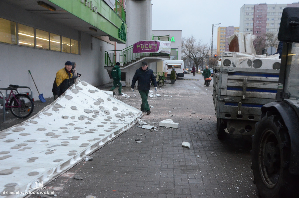 Elewacja spadła prosto na chodnik przed marketem