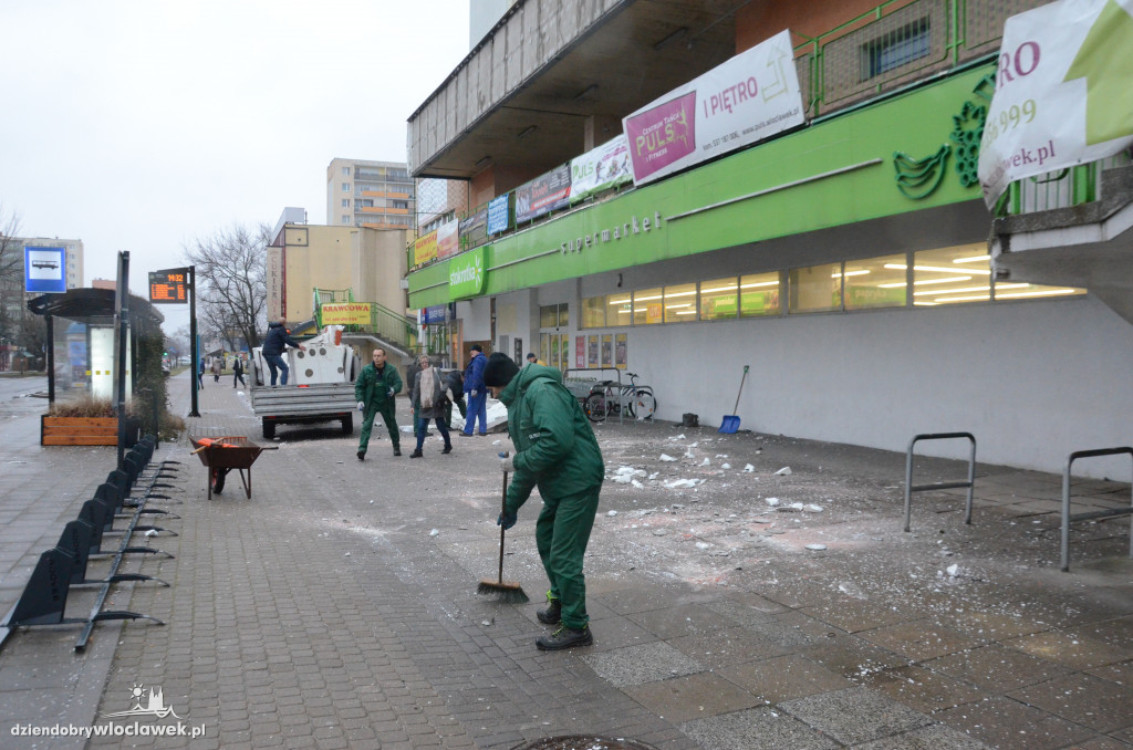 Elewacja spadła prosto na chodnik przed marketem