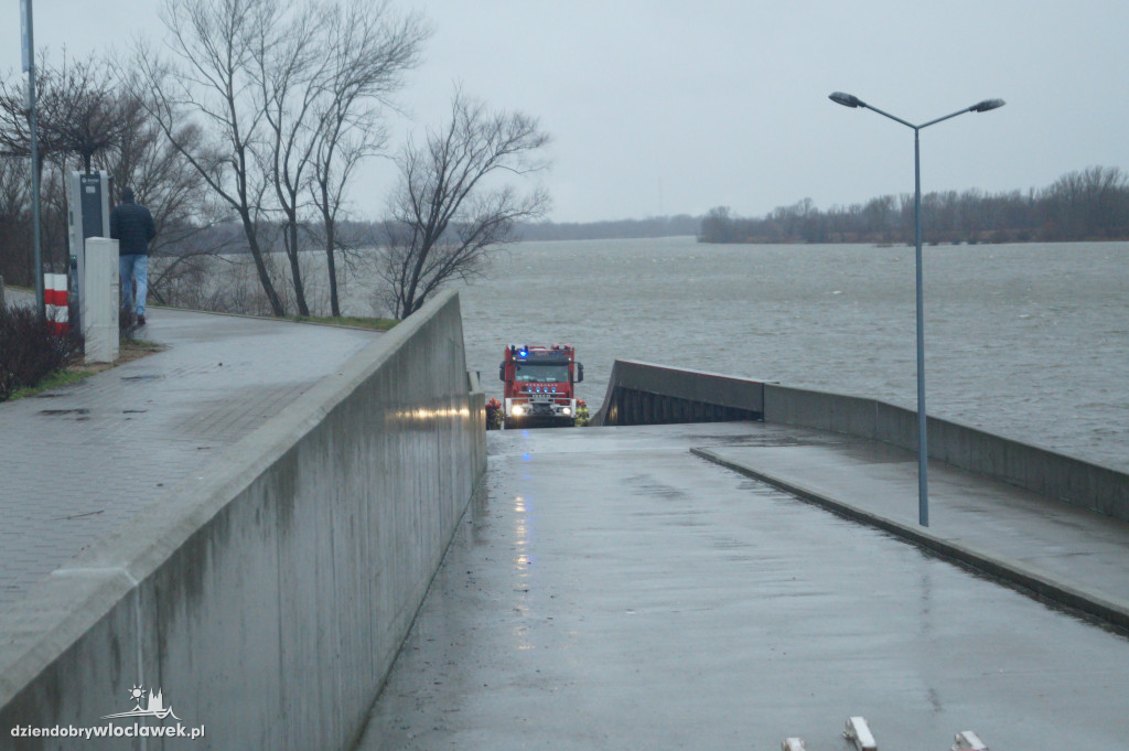 Dryfująca łódź na Wiśle. W akcji straż i WOPR