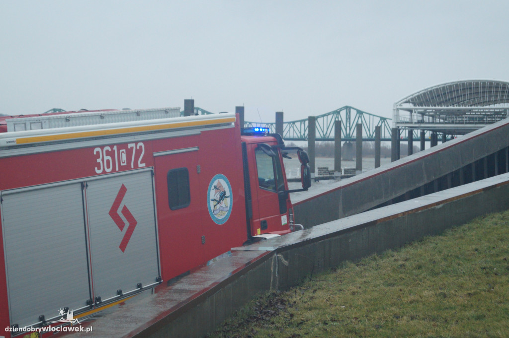Dryfująca łódź na Wiśle. W akcji straż i WOPR
