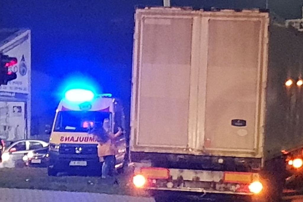 Ciężarówka zjechała z drogi na ul. Okrzei