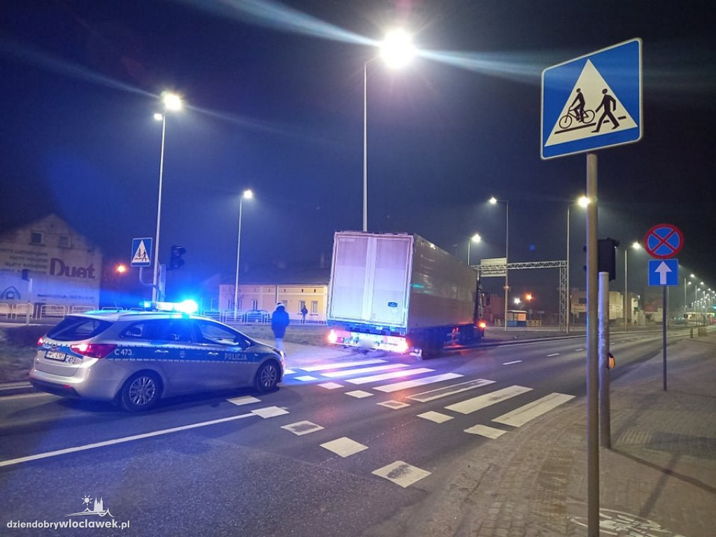 Ciężarówka zjechała z drogi na ul. Okrzei