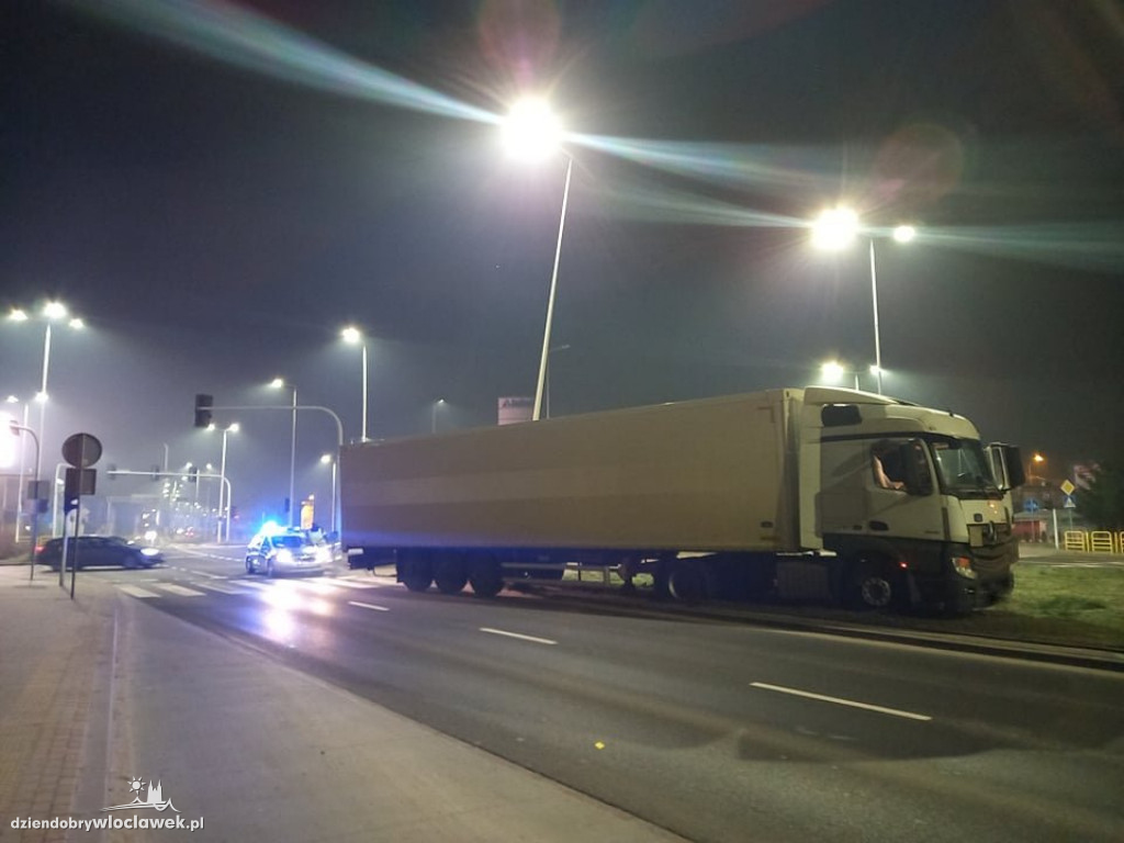 Ciężarówka zjechała z drogi na ul. Okrzei