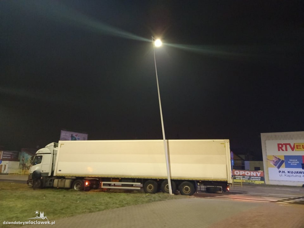 Ciężarówka zjechała z drogi na ul. Okrzei