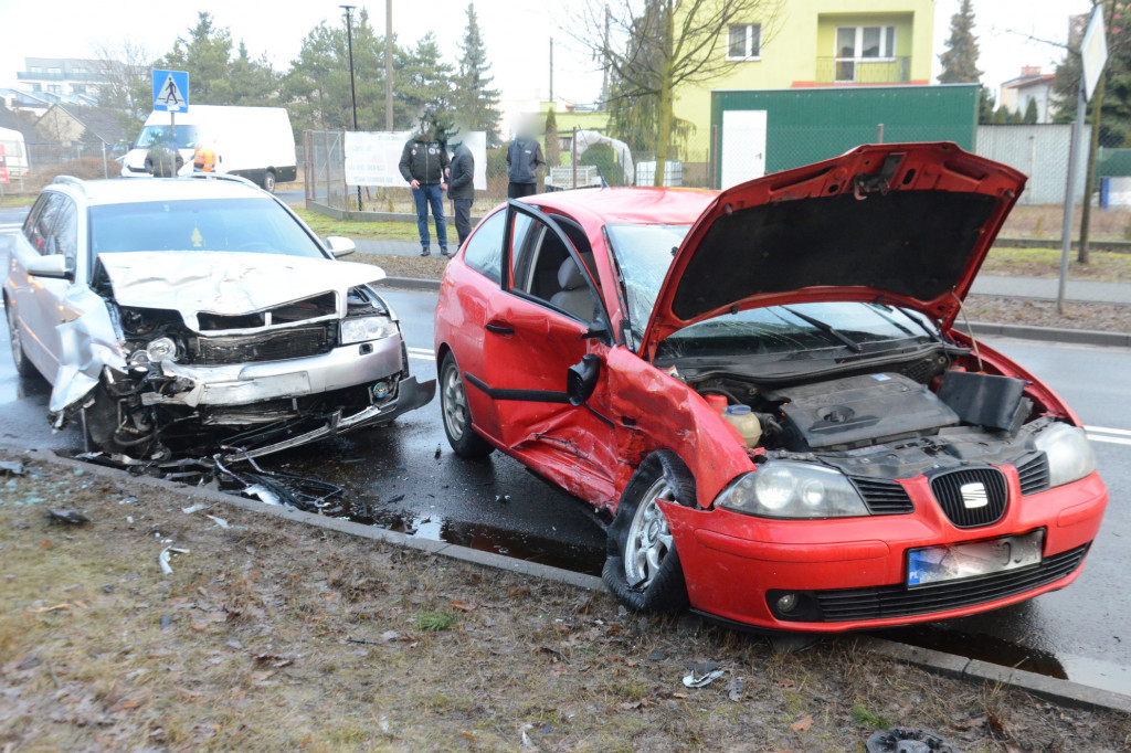 Ślisko na Zgodnej: seat uderzył w audi