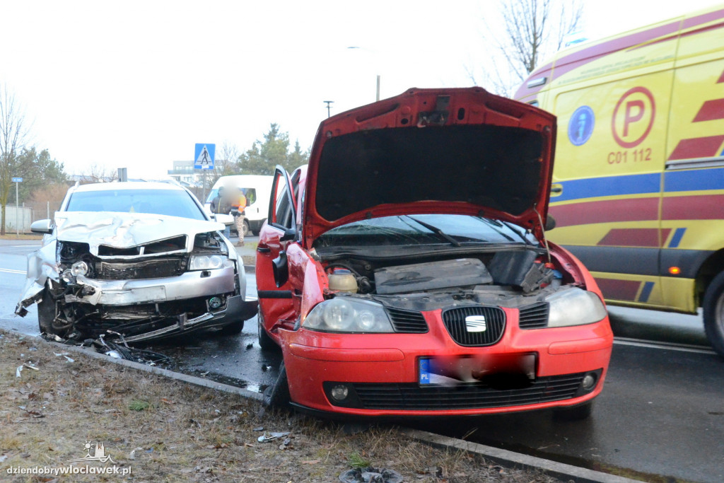 Ślisko na Zgodnej: seat uderzył w audi