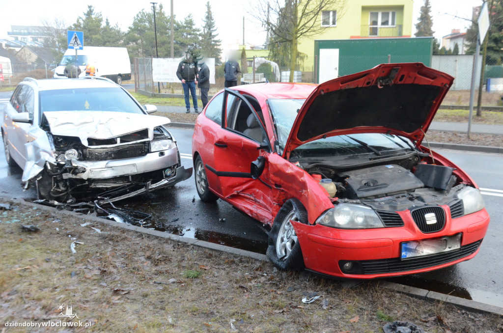 Ślisko na Zgodnej: seat uderzył w audi