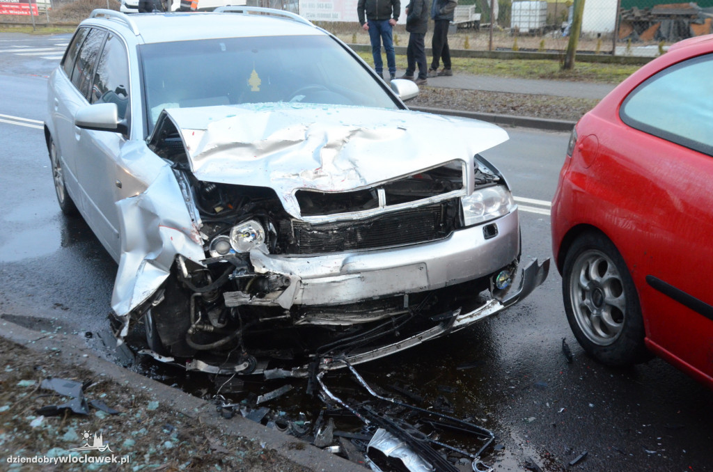 Ślisko na Zgodnej: seat uderzył w audi