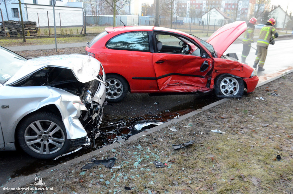 Ślisko na Zgodnej: seat uderzył w audi