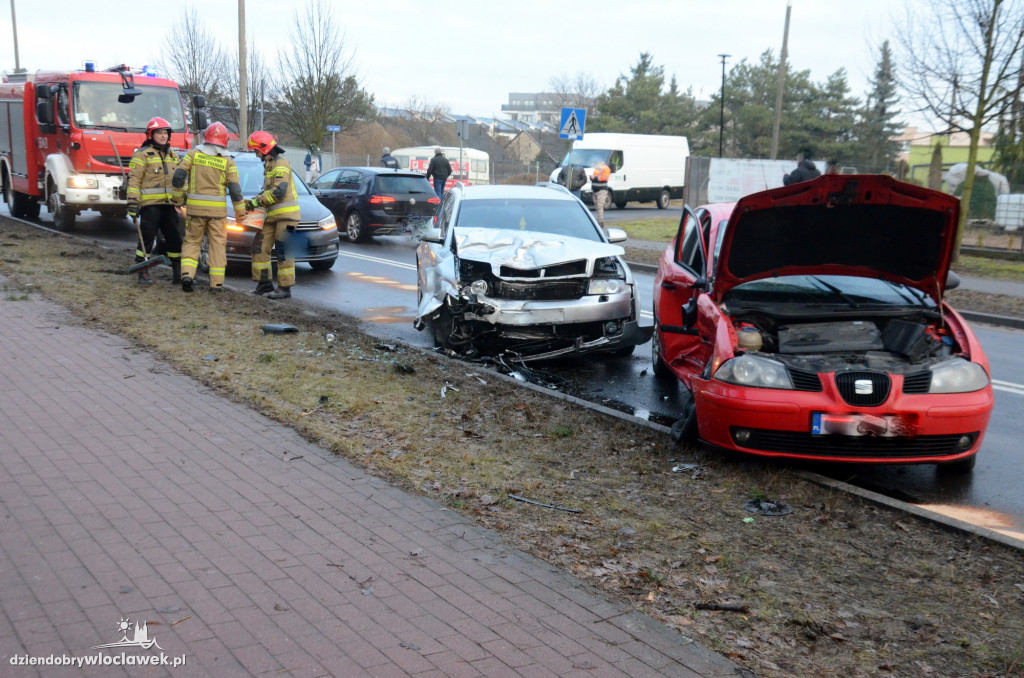Ślisko na Zgodnej: seat uderzył w audi
