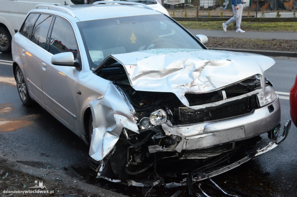 Ślisko na Zgodnej: seat uderzył w audi