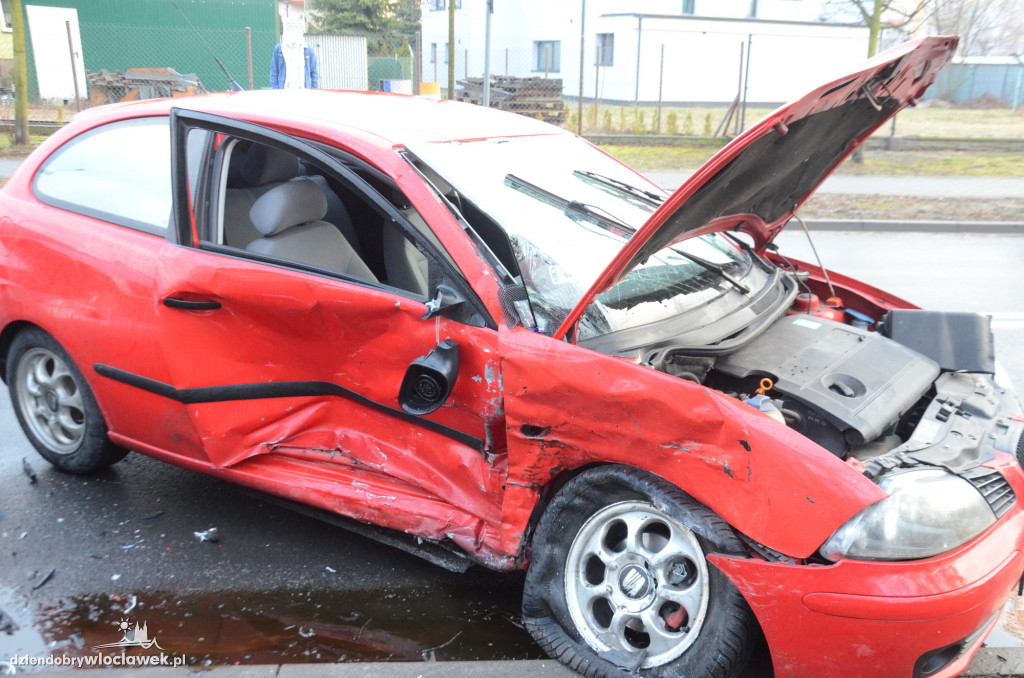 Ślisko na Zgodnej: seat uderzył w audi