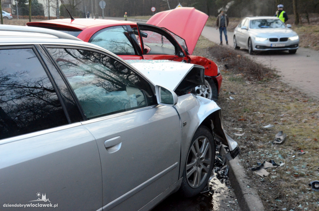 Ślisko na Zgodnej: seat uderzył w audi