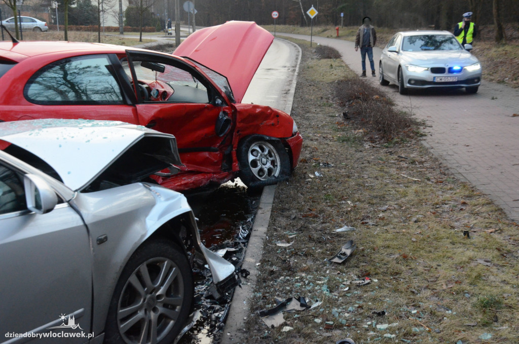 Ślisko na Zgodnej: seat uderzył w audi
