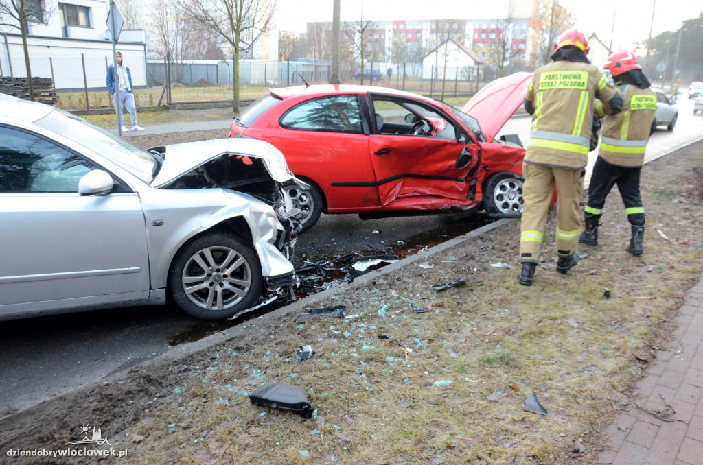 Ślisko na Zgodnej: seat uderzył w audi