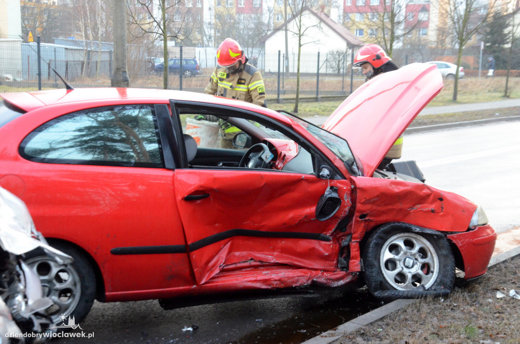 Ślisko na Zgodnej: seat uderzył w audi
