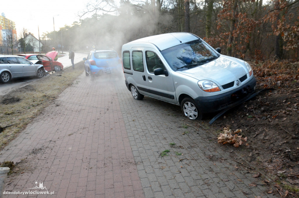 Ślisko na Zgodnej: seat uderzył w audi