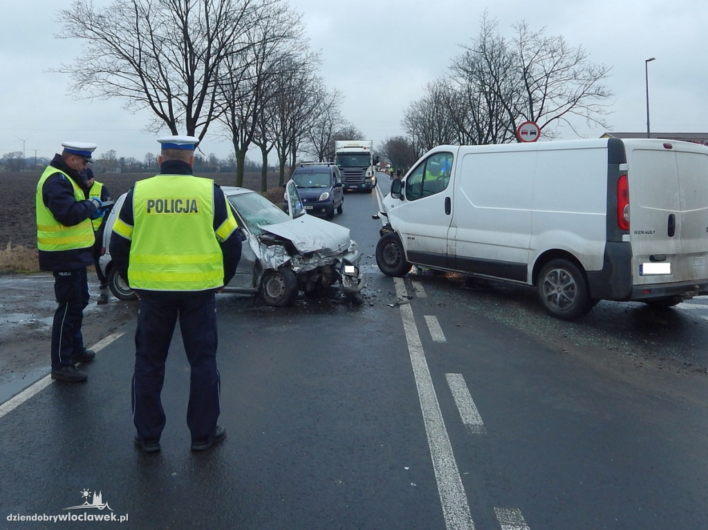 Na skrzyżowaniu bus uderzył w seicento