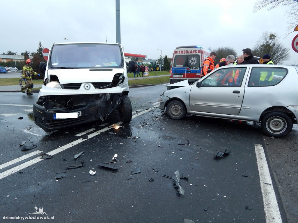 Na skrzyżowaniu bus uderzył w seicento