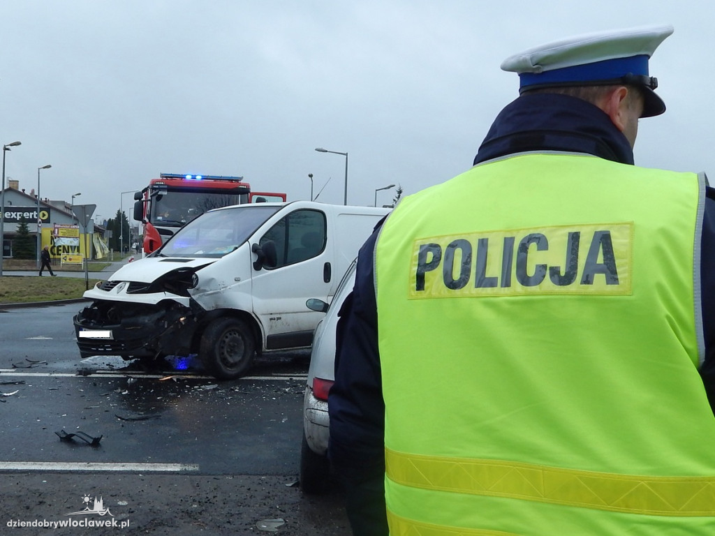 Na skrzyżowaniu bus uderzył w seicento